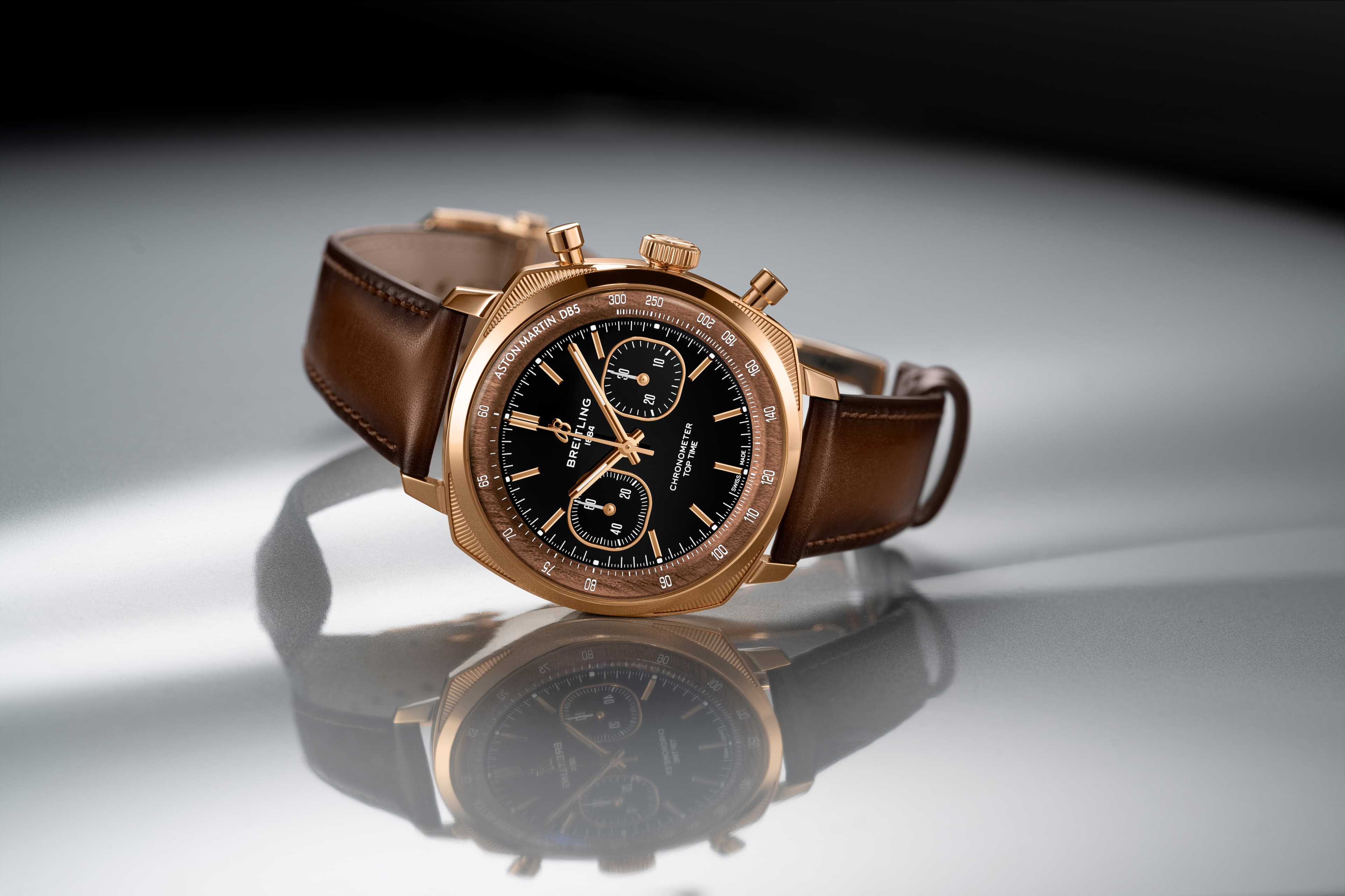 Tempo e velocidade: Breitling e Aston Martin apresentam relógio Top Time em homenagem ao icônico D85