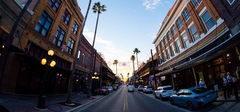 Onde Cada Tijolo Conta uma História: Ybor City, o coração histórico de Tampa Bay feito de charutos, sabor cubano e muitas histórias
